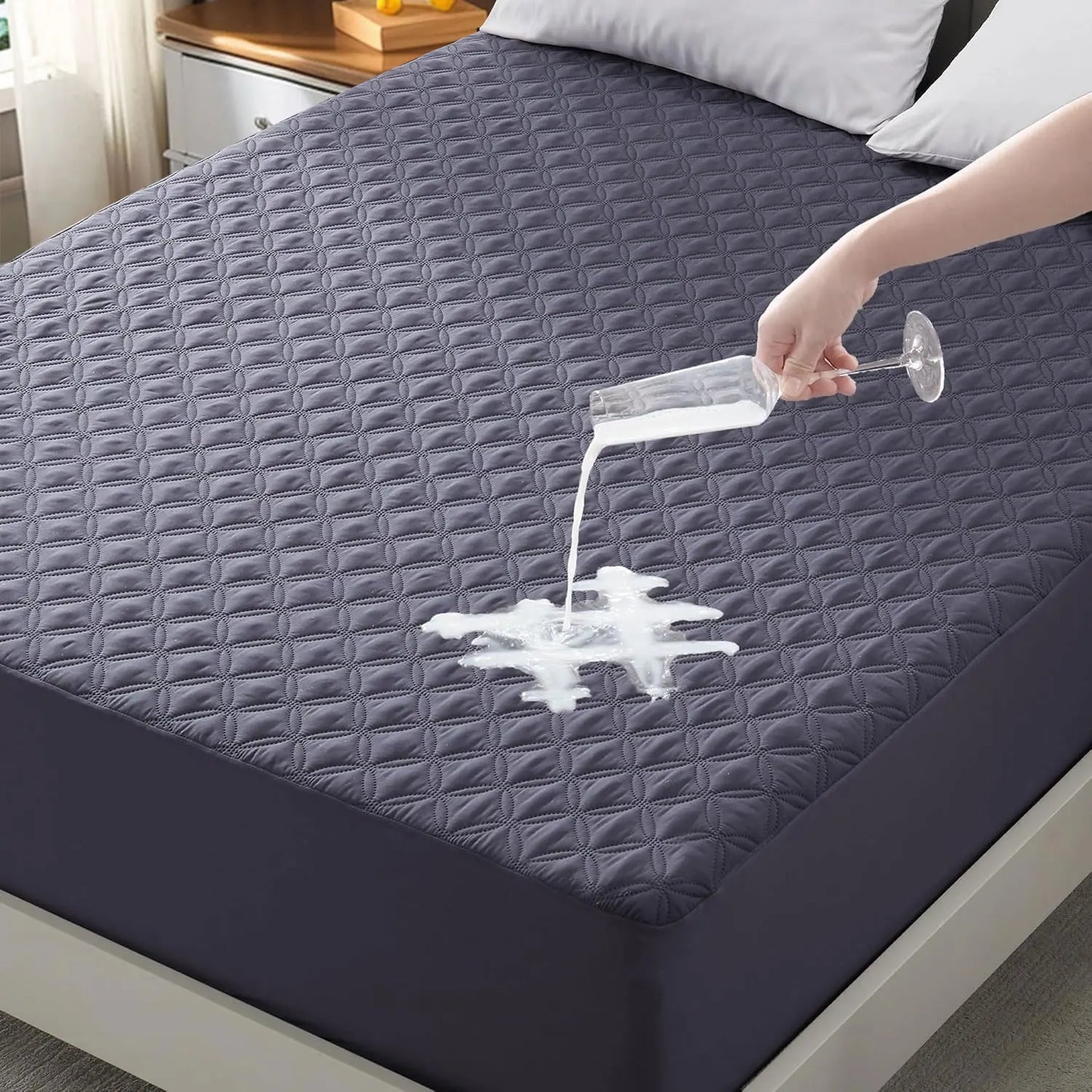 Waterproof Mattress Protector, Noiseless Mattress Pad with Deep Pocket, Soft Breathable Dirt-Proof Bed Mattress Cover Washable